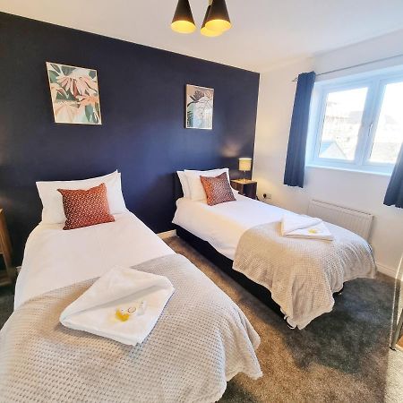 Stylish 3 Bedrooms & 2 Bathrooms House, Free Parking On Premises! CBG Extérieur photo