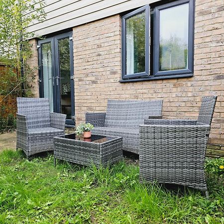 Stylish 3 Bedrooms & 2 Bathrooms House, Free Parking On Premises! CBG Extérieur photo