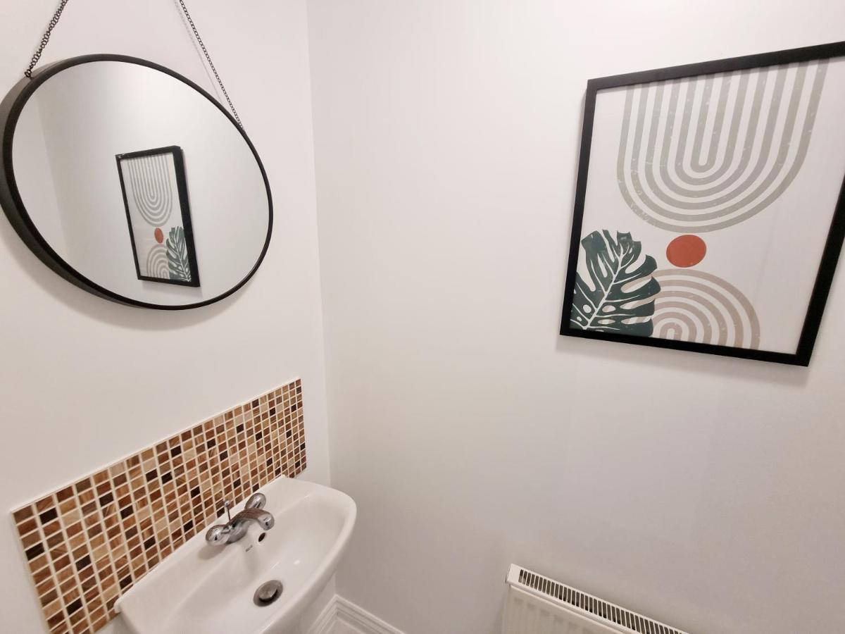 Stylish 3 Bedrooms & 2 Bathrooms House, Free Parking On Premises! CBG Extérieur photo
